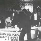 La sagra del polpo che viene allestita a Mola ha un suo corrispettivo anche nella Grande Mela. Fu predisposta per la prima volta a Brooklyn nel 1979 dai �Caduti di Superga Mola Circolo Culturale Inc.� e da allora ha continuato ad avere successo (Foto tratta dal catalogo della mostra fotografica "Cento anni di Emigrazione all'Estero da un'Area del Sud-Est Barese")